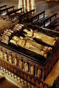 Mausoleo real con las estatuas yacentes de los Reyes de Navarra, Carlos III el Noble y Leonor de Trastamara Mausoleo real con las estatuas yacentes de los Reyes de Navarra, Carlos III el Noble y Leonor de Trastamara