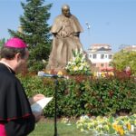 Ofrenda floral en el monumento a Juan Pablo II