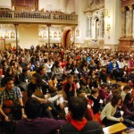 Los Scouts llevaron la Luz de la Paz de Belén a la parroquia de San Lorenzo de Pamplona