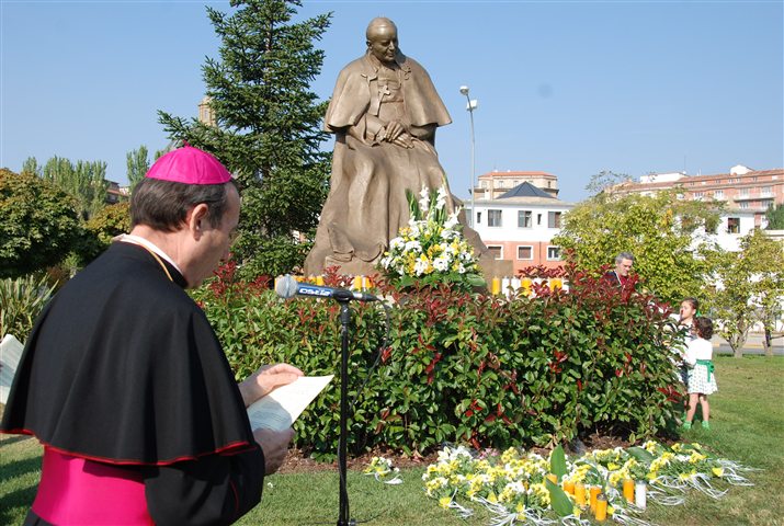 Obispo_Ofrenda_Juan_Pablo_II