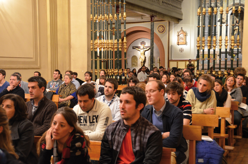 Oración de los jóvenes con el Arzobispo Iglesia Navarra