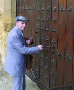 Abriendo la puerta de la iglesia