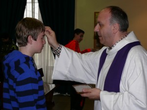 P. Raúl imponiendo la ceniza